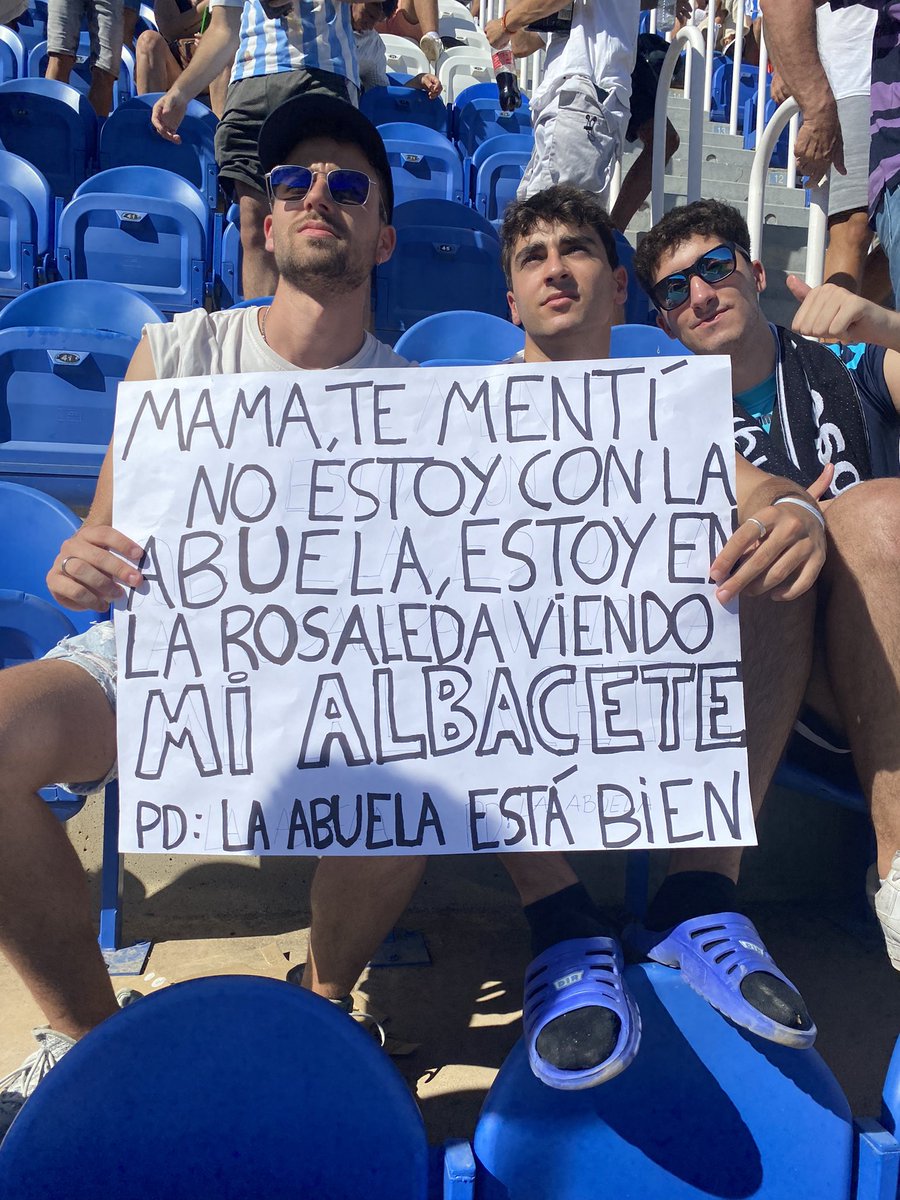 JRuhling11's tweet photo. Oye tremenda pancarta me he encontrado en la rosaleda @Squadra1940 @IniestaDFeria @LaLiga https://t.co/t4L2jC0njR