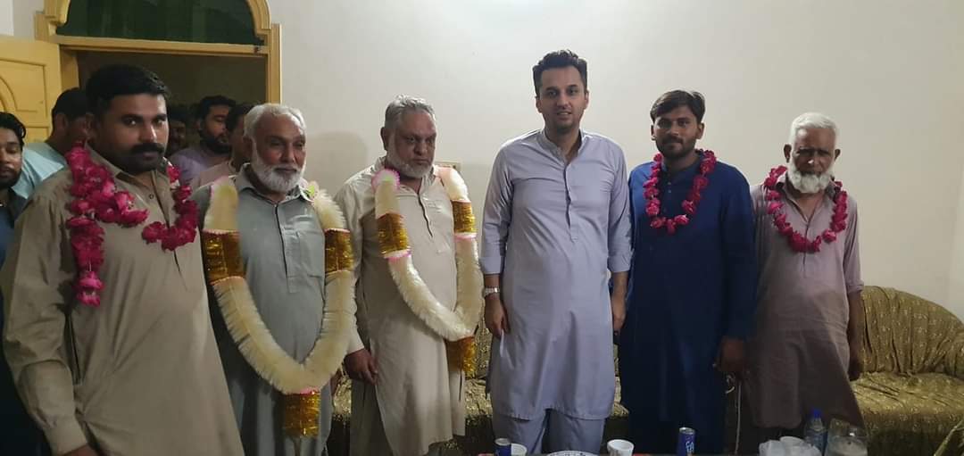 AliAshraf___'s tweet photo. این اے 78 یوسی 49
محلہ صفدر کالونی
محمد اقبال چوغطہ، نعیم باٹھ، شکیل چوغطہ
کی اپنے احباب کے ہمراہ 
مسلم لیگ نون چھوڑ کر پاکستان تحریک انصاف میں شمولیت 
اس موقع پر چوہدری واجد باٹھ بھی موجود تھے https://t.co/NgiO5nm9SR