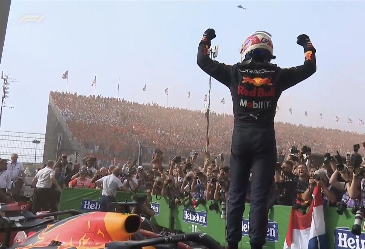 Shaggymad's tweet photo. SUPERMAX!!! 🏎🏎🇳🇱
#MaxVerstappen wint de #ZandvoortGP na een race waarvan de strategie de architect was van zijn overwinning...
Max nog meer leider, aangeboren winnaar, verstand aan het roer.
#DutchGrandPrix #ZandvoortGP #F1 #MaxFan #DutchGP #Formule1 https://t.co/gRZ2icJDFw