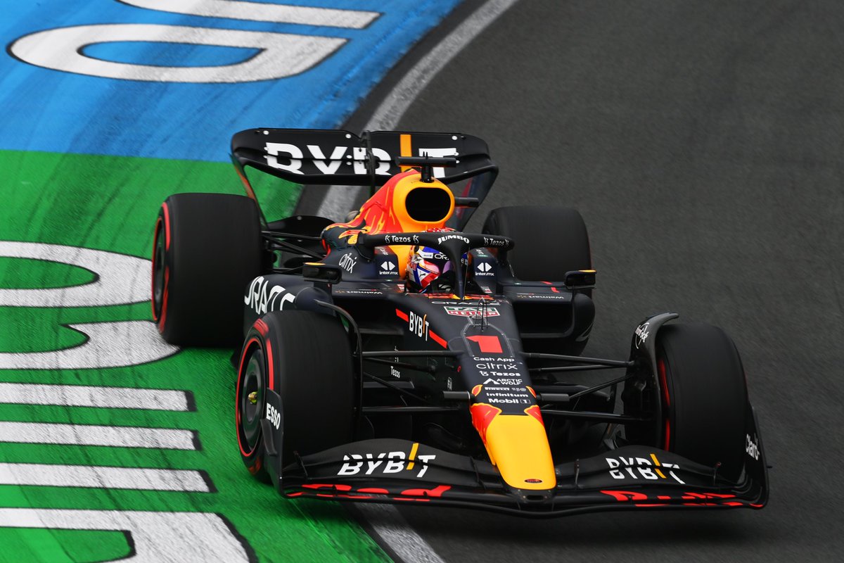 CarBBonGP's tweet photo. #F1
VERSTAPPEN WIIIIINSSSS!! 🇳🇱🏆
The home-hero takes P1 in Zandvoort and increases his championship distance!! ❕📈
The SC change the race a lot!! But the race was incledible! 😍
HERE the TOP 10 ❕👇
#DutchGP 🇳🇱 https://t.co/04v4IfepUS