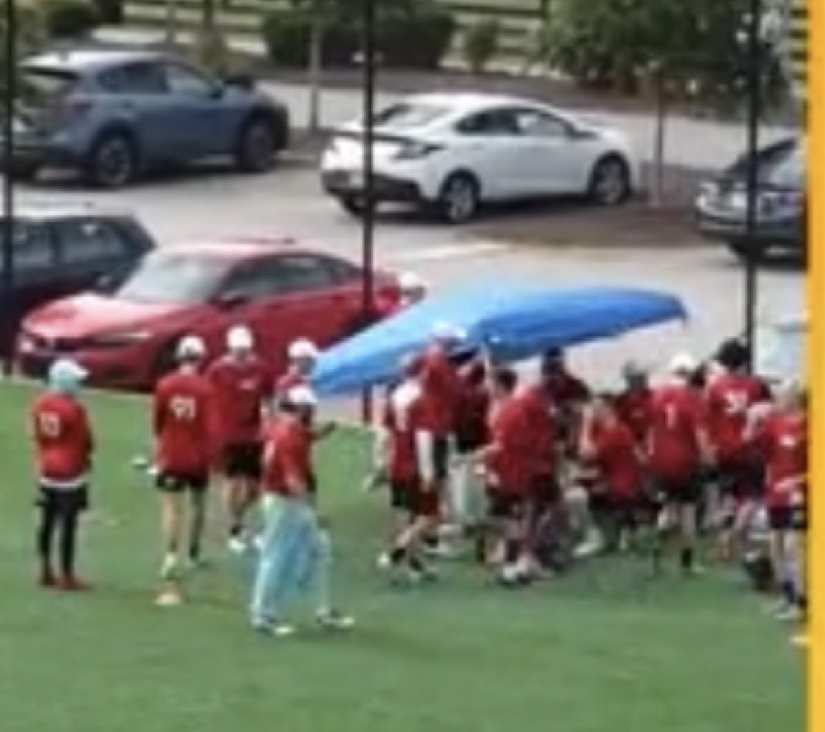 strikecut's tweet photo. IDK @USAUltimate - maybe 2 shade tents for hot tourneys like #ProChamps? @classyultimate @MachineUltimate https://t.co/ZBXUGGRYet