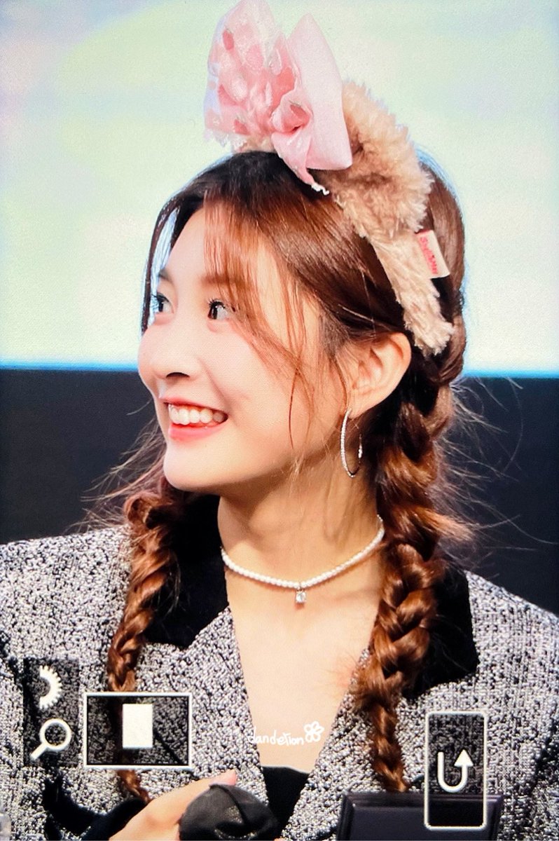 dandelion_812's tweet photo. 220904 토끼같애.. 🐰
#우아 #민서 #wooah #minseo https://t.co/RddlZFd3UT