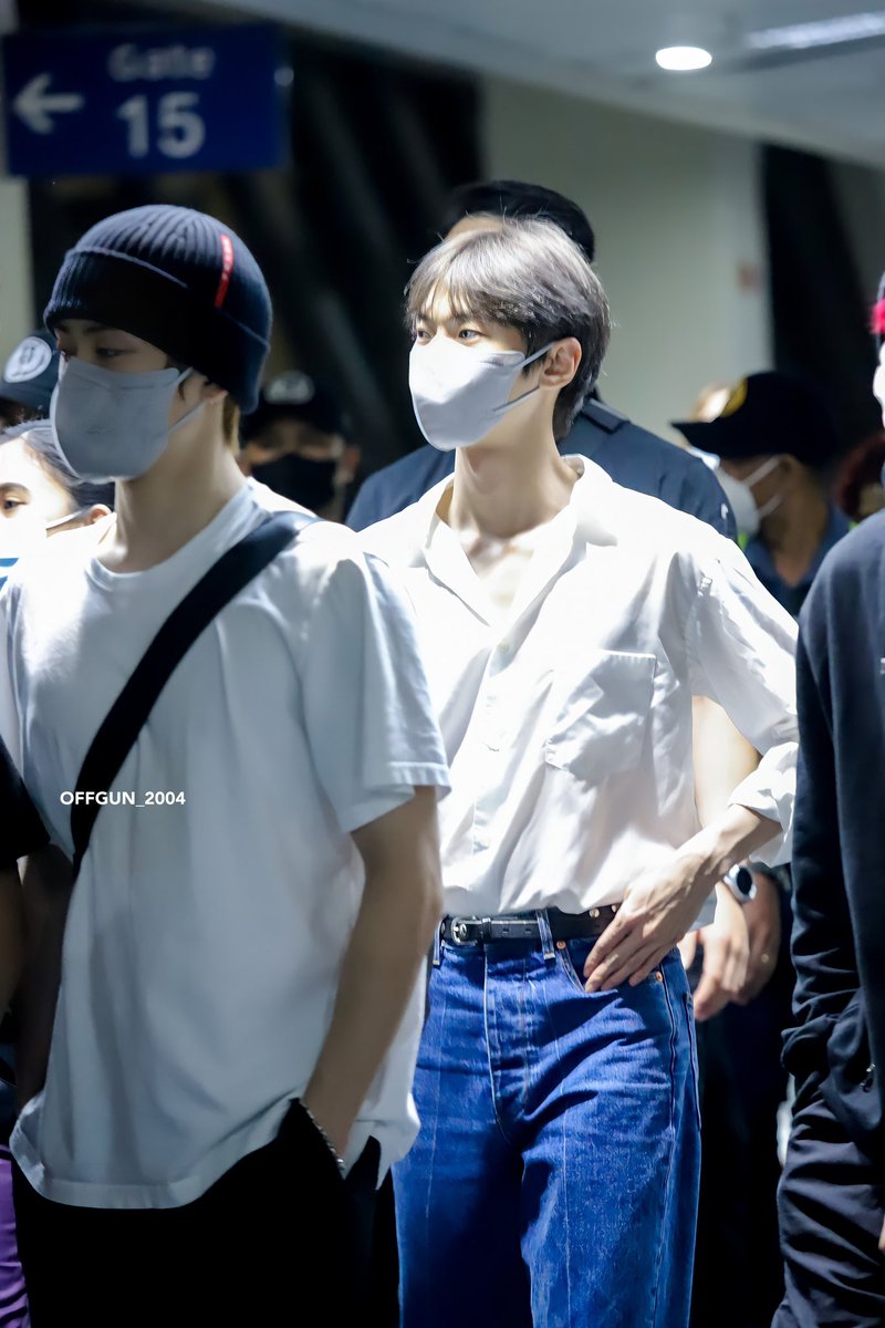 맨날 일반 마스크만 쓰던 그 남자가 김형아와 같이 회색 새부리형 KF 94마스크를 쓰고 나타났을 때의 심정을 서술하시오