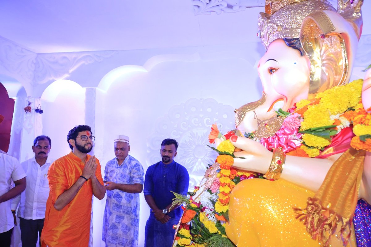 AUThackeray's tweet photo. खेरनगर सार्वजनिक गणेशोत्सव मंडळाला भेट देऊन बाप्पाचे दर्शन घेतले. https://t.co/VsNXE4y73D