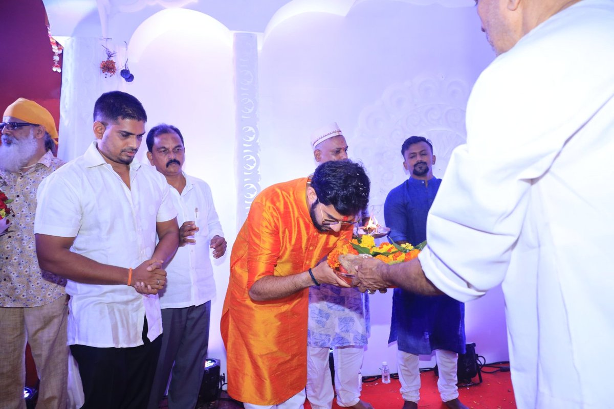 AUThackeray's tweet photo. खेरनगर सार्वजनिक गणेशोत्सव मंडळाला भेट देऊन बाप्पाचे दर्शन घेतले. https://t.co/VsNXE4y73D