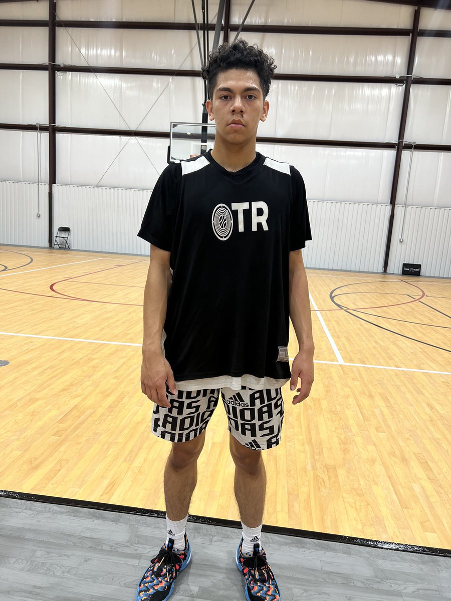 bigsloan32's tweet photo. 2024 G 6’1 Roman Chase (Antonian College Prep, San Antonio)- Shifty guard who can create his own shot off the dribble. Has a heater and can shoot it with range. Very confident ball handler and facilitator. Represented San Antonio well! #SeparationCamp https://t.co/e4LGBeg2Y0