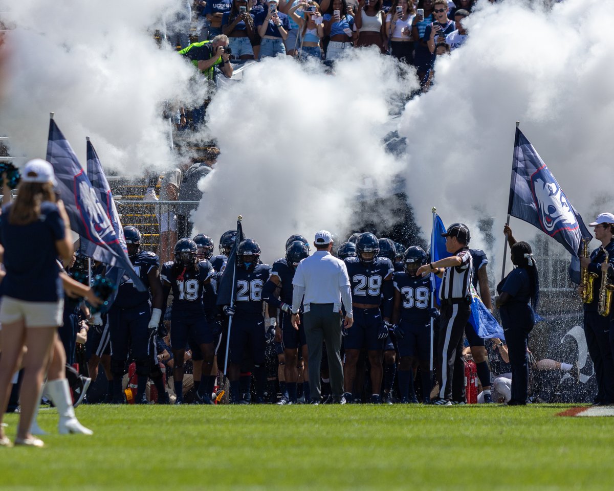 UConnFootball's tweet photo. Send in the Dogs of War...

#HuskyRevolution https://t.co/39SBSVHchs