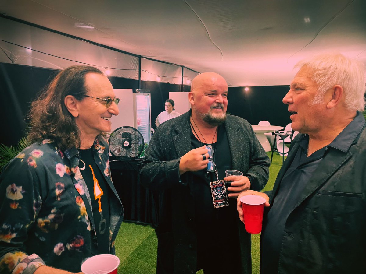 alfaxis's tweet photo. A @AlainJohannes ayer en el backstage de Wembley le sacaron una foto de aquellas, con sus queridos Rush. 

Así, casual 
#taylorhawkinstribute https://t.co/fLK0NGPSqn