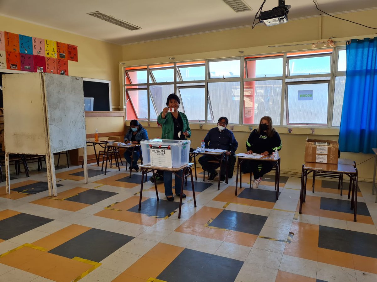 Nuestros dirigentes y dirigentas votando en un día histórico para Chile y su futuro. 🗳️ #PlebiscitoChile