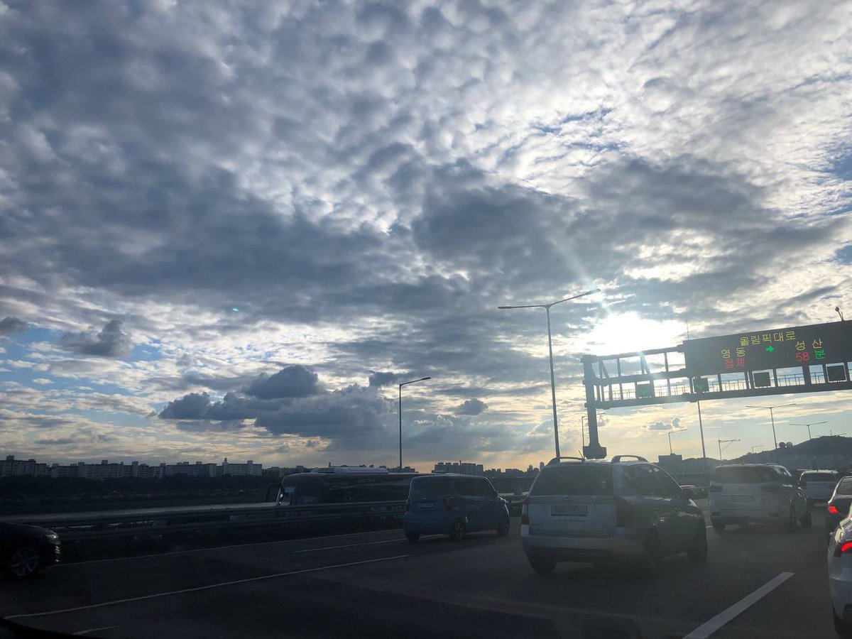 ranyualun's tweet photo. The beautiful evening sky's filled with white clouds like cumulus that gather and scatter beautifully. https://t.co/jCccTpTipf