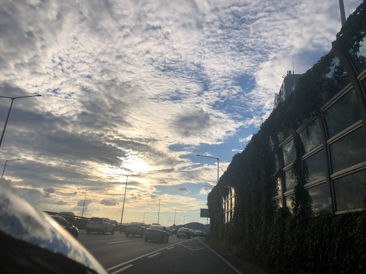 ranyualun's tweet photo. The beautiful evening sky's filled with white clouds like cumulus that gather and scatter beautifully. https://t.co/jCccTpTipf