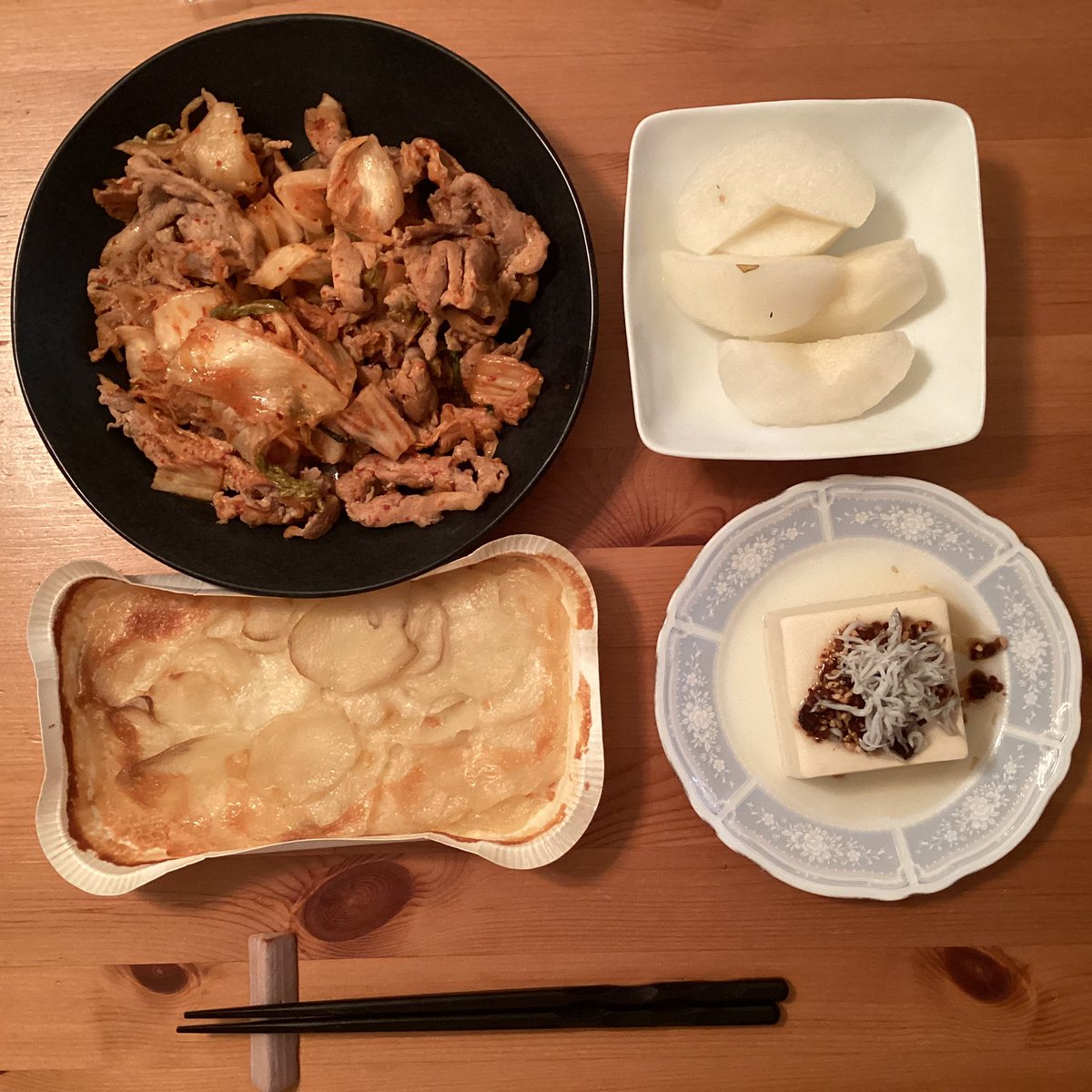 今日の夕飯💕豚キムチ炒め🔥びっくりドンキーのポテトグラタン🍟冷奴はアーモンド醤油で■梨もいただきまーす✨かんぱーい🍻