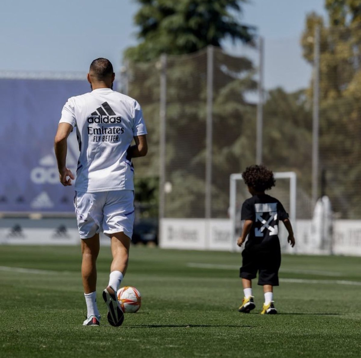 Benzema's tweet photo. Sur le bon chemin… ❤️ https://t.co/PpkPGwFqRz