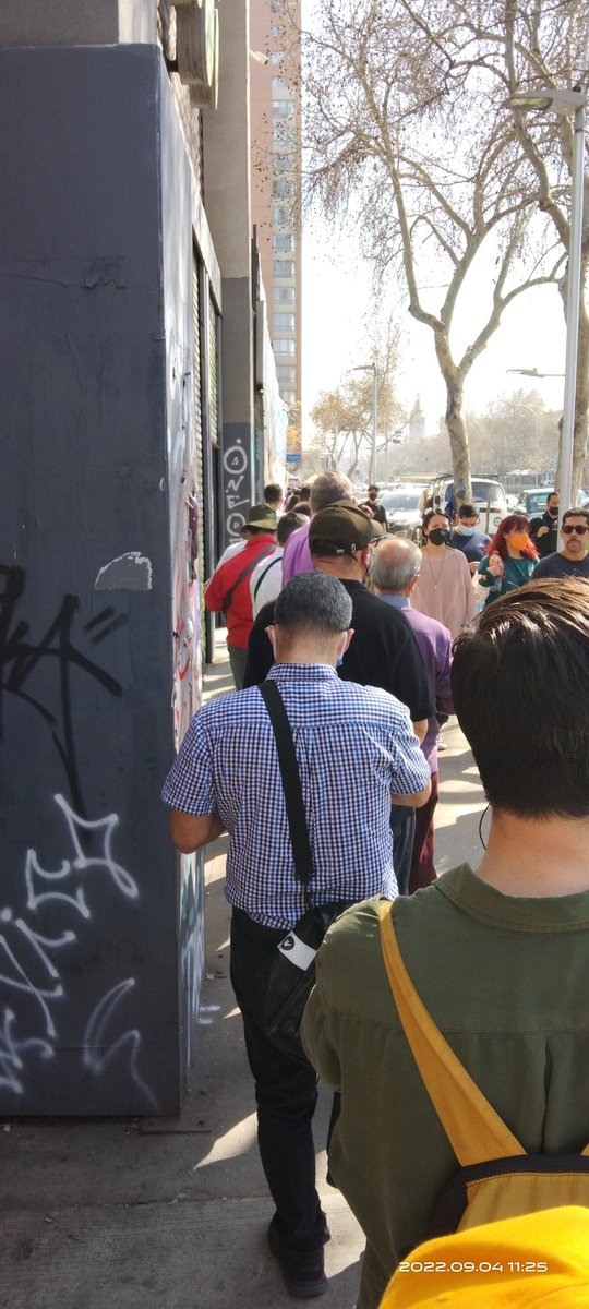 may_lyn90's tweet photo. Fila para entrar a colegio #BenjamínVicuña, se encuentra expedita. También fila para entrar a #mesa65. https://t.co/MaTkuYS0OR