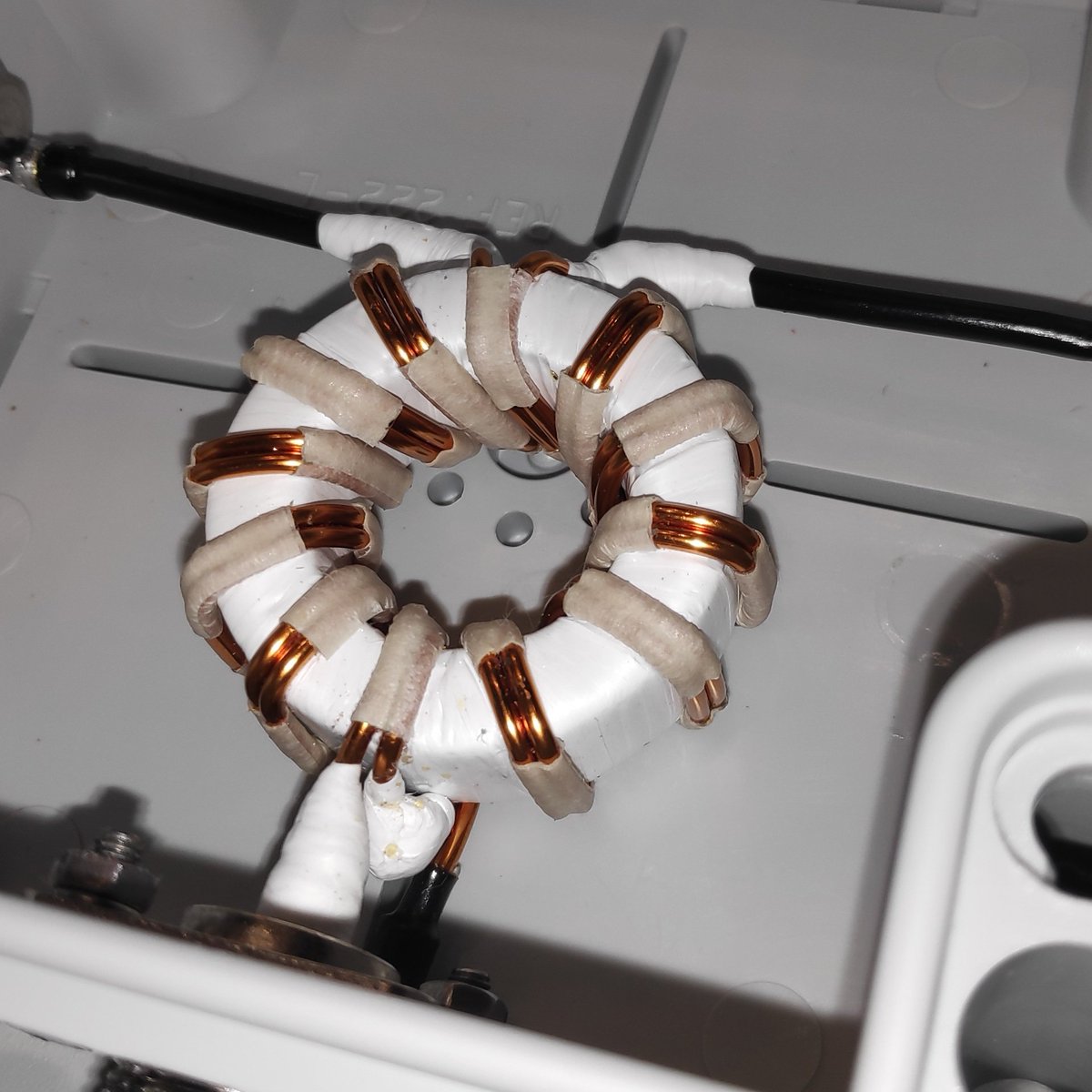EB4HRA's tweet photo. 1:4 current balun for Cobweb antennas (Zant = 12.5 ohm)

https://t.co/lOEcvacx4B https://t.co/O36wxjsSi6