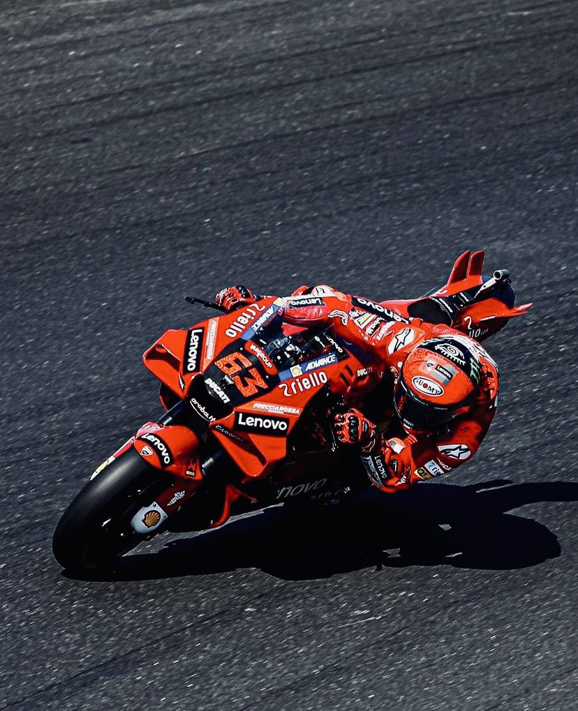 CarBBonGP's tweet photo. #MotoGP 
Bagnaia wins again and it is 4 IN A ROW! 🤯🏁
Now he is 30 points behind Quartsraro and 2nd in the Championship! 📈🇮🇹
The END was... 0.034s 😳
TOP 9 below!! 👇
#SanMarinoGP 🇸🇲 https://t.co/7bf3ABG9PS