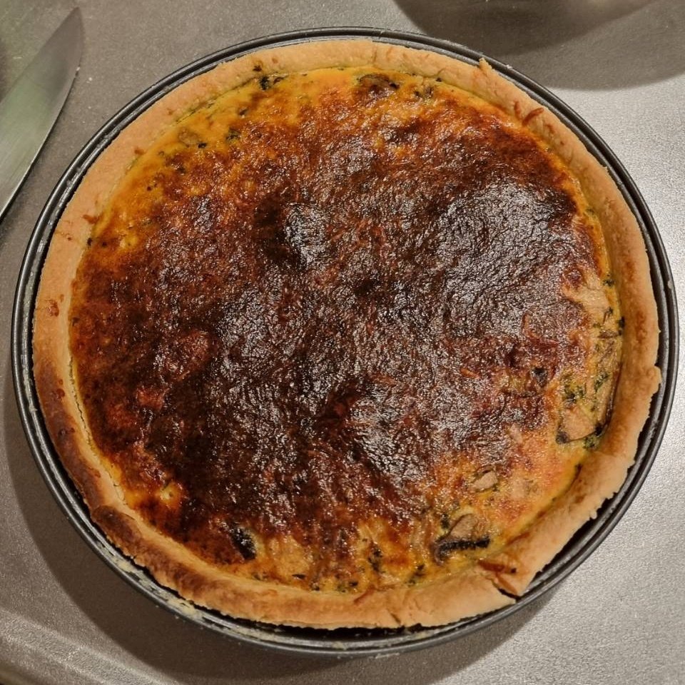 zacandred's tweet photo. キッシュってフランス料理🇫🇷って知ってた？

今日はゲストハウスのフランス人スタッフのエリザがキッシュを作ってくれたよ！！

キッシュはパイに含まれる
でもバイは必ずしもキッシュでは無い、、、

国際色が豊かでそういう体験ができるのも
ゲストハウス暮らしの特徴だよね
みんな遊びに来てーー https://t.co/Qvn2dmZhUH