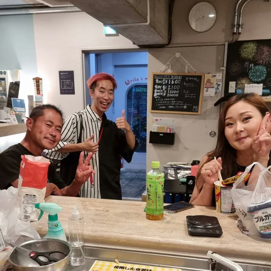 zacandred's tweet photo. キッシュってフランス料理🇫🇷って知ってた？

今日はゲストハウスのフランス人スタッフのエリザがキッシュを作ってくれたよ！！

キッシュはパイに含まれる
でもバイは必ずしもキッシュでは無い、、、

国際色が豊かでそういう体験ができるのも
ゲストハウス暮らしの特徴だよね
みんな遊びに来てーー https://t.co/Qvn2dmZhUH