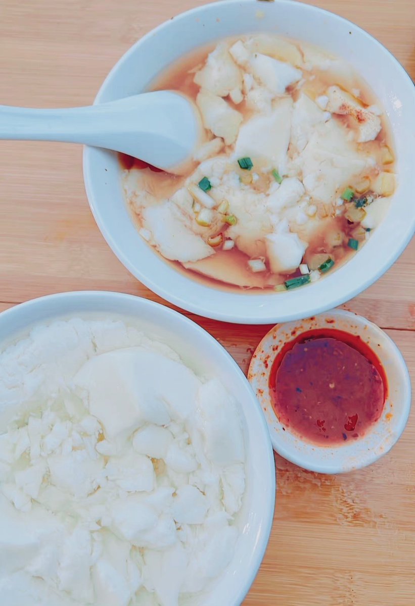 Daisy97012641's tweet photo. 豆腐脑是常见中国小吃！
但你们是爱甜的还是咸的呢？ https://t.co/JDIQqlfXic