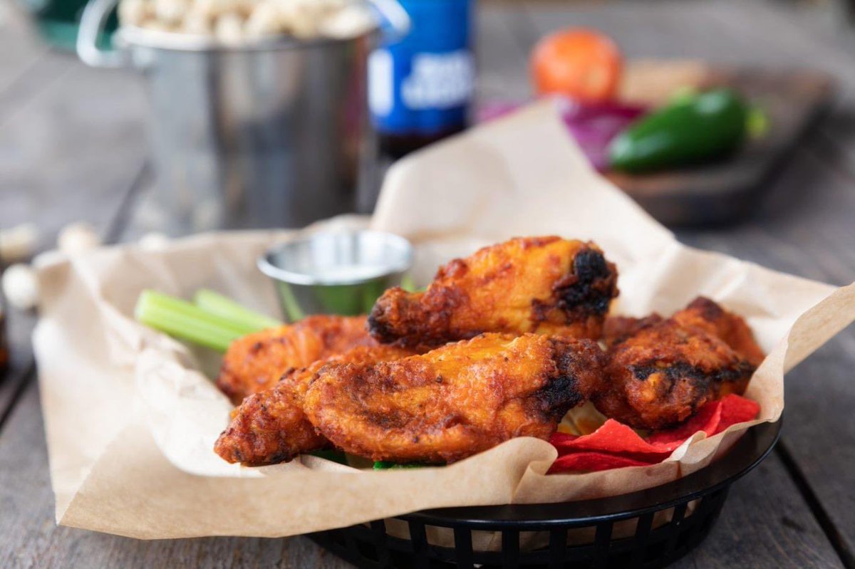 santafecattle's tweet photo. Our wings are 🔥🔥🔥

Try them today with your choice of Spicy Buffalo or Chipotle BBQ wing sauce!

#YaHeard #SantaFeCattle #SantaFeCattleCo #WeLoveSantaFeCattle #Wings #HotWings #BuffaloWings #BarFood https://t.co/d90tzm40K1