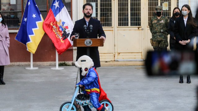 Cooperativa's tweet photo. [Fotos] ¡Superman! Niño que cuida la familia de Boric se robó el punto de prensa del Presidente #CooperativaContigo https://t.co/GqwBlhyaAd https://t.co/HW4Xntld9z