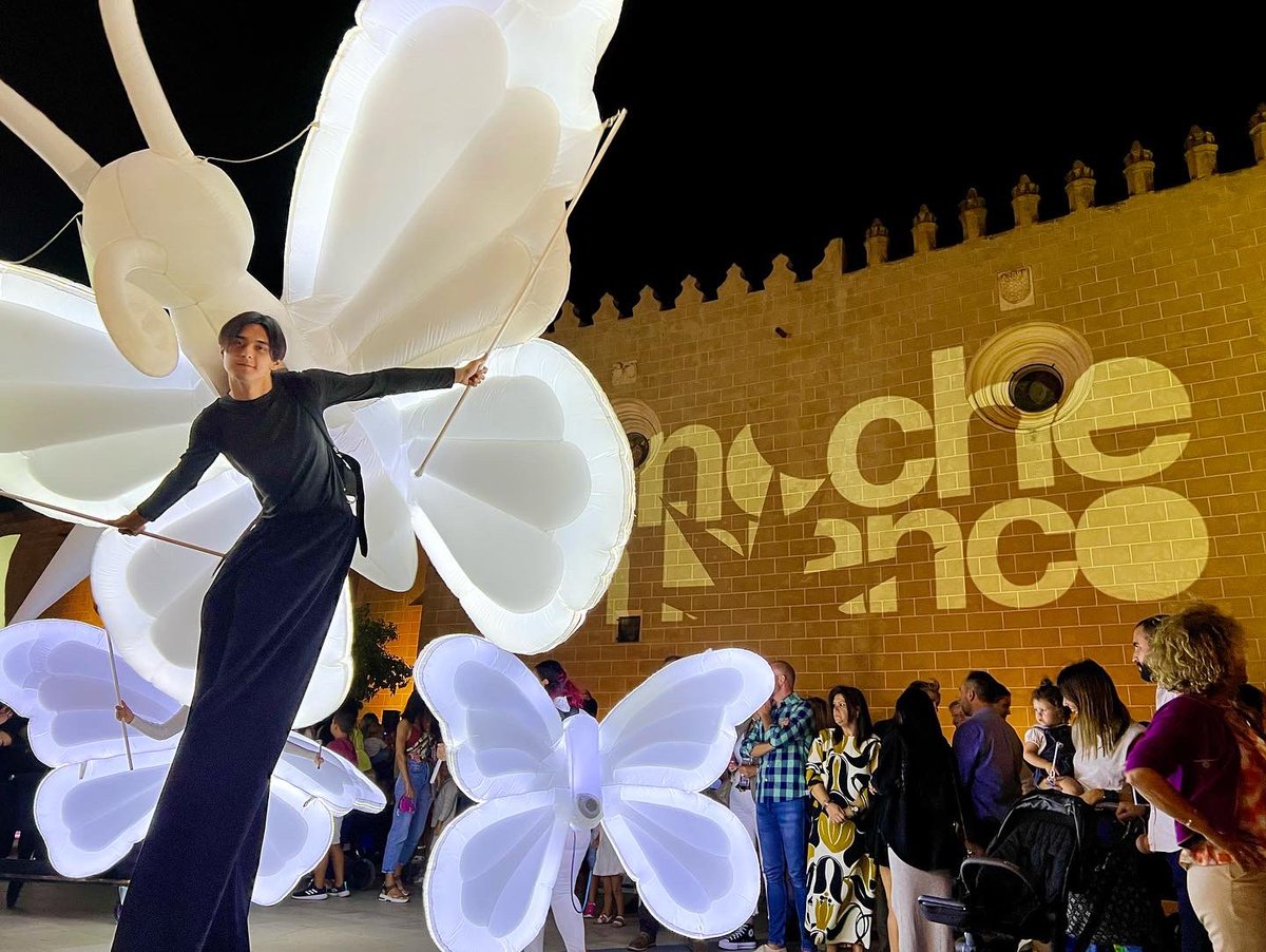 CsBadajoz's tweet photo. 🌃 Anoche nuestro alcade @BarreraGragera y nuestras concejalas @lara_mdeer e #HitosMogena asistieron a #LaNocheenBlanco donde disfrutaron de la compañía de los vecinos, los espectáculos, la música y el arte de #Badajoz. https://t.co/Y3csc9h95O