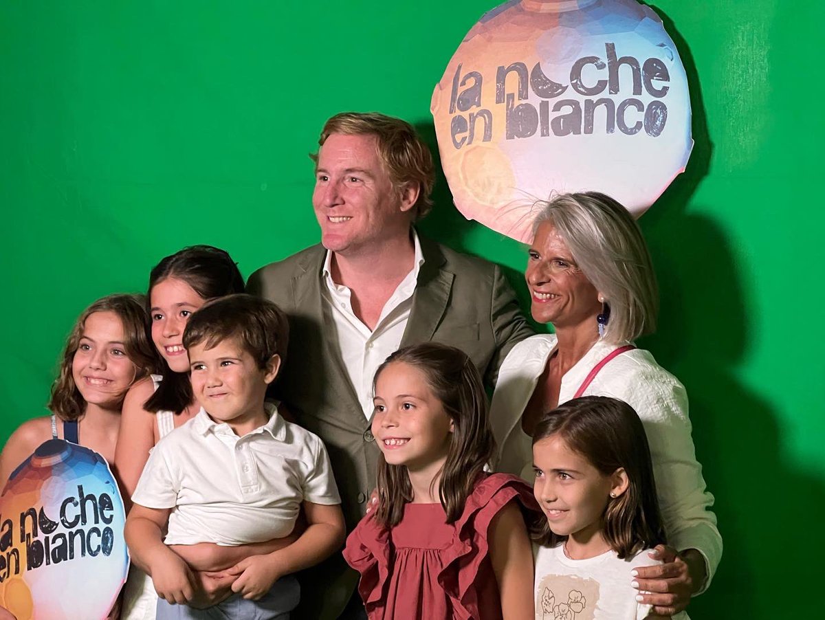 CsBadajoz's tweet photo. 🌃 Anoche nuestro alcade @BarreraGragera y nuestras concejalas @lara_mdeer e #HitosMogena asistieron a #LaNocheenBlanco donde disfrutaron de la compañía de los vecinos, los espectáculos, la música y el arte de #Badajoz. https://t.co/Y3csc9h95O