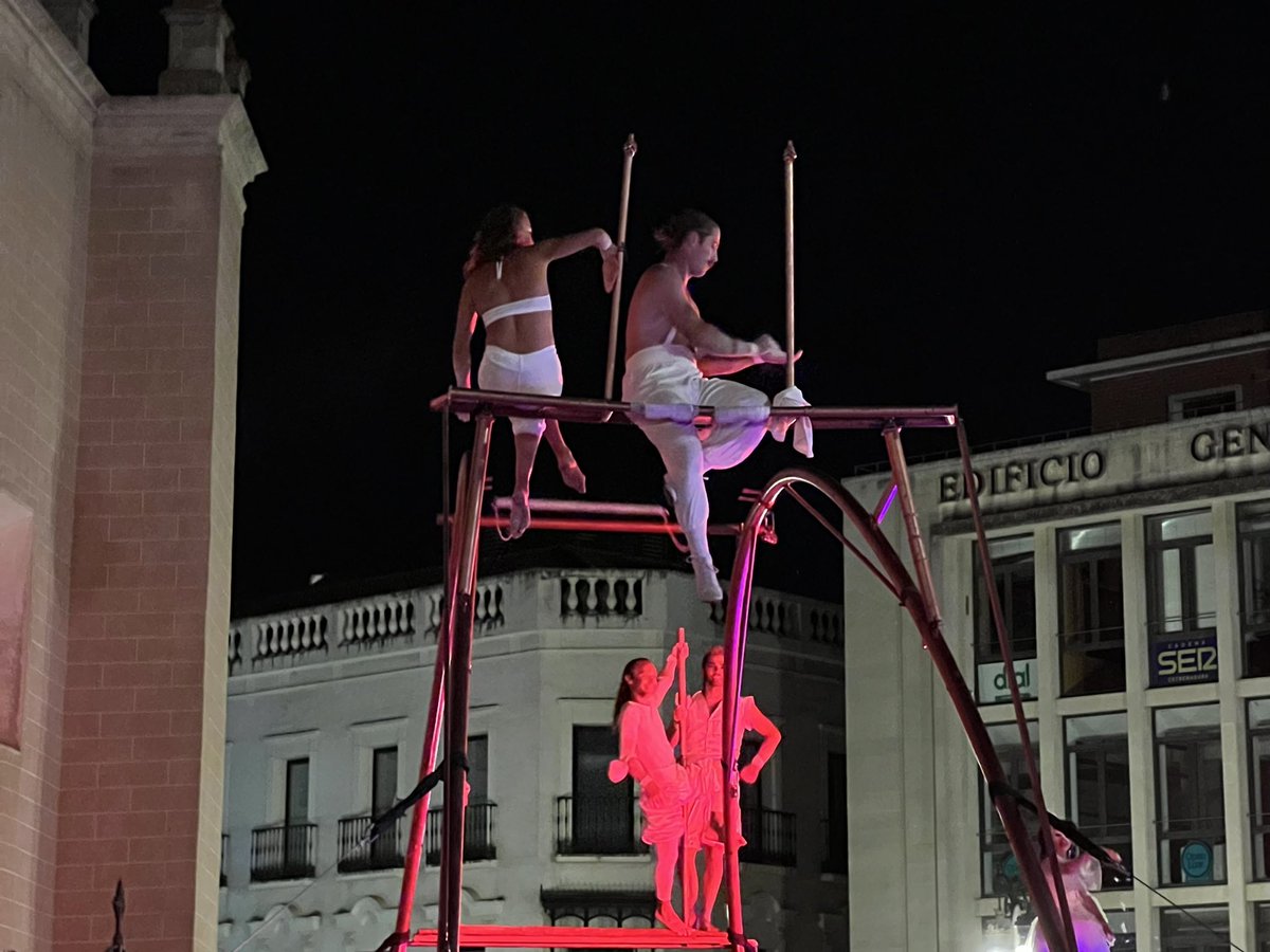 CsBadajoz's tweet photo. 🌃 Anoche nuestro alcade @BarreraGragera y nuestras concejalas @lara_mdeer e #HitosMogena asistieron a #LaNocheenBlanco donde disfrutaron de la compañía de los vecinos, los espectáculos, la música y el arte de #Badajoz. https://t.co/Y3csc9h95O
