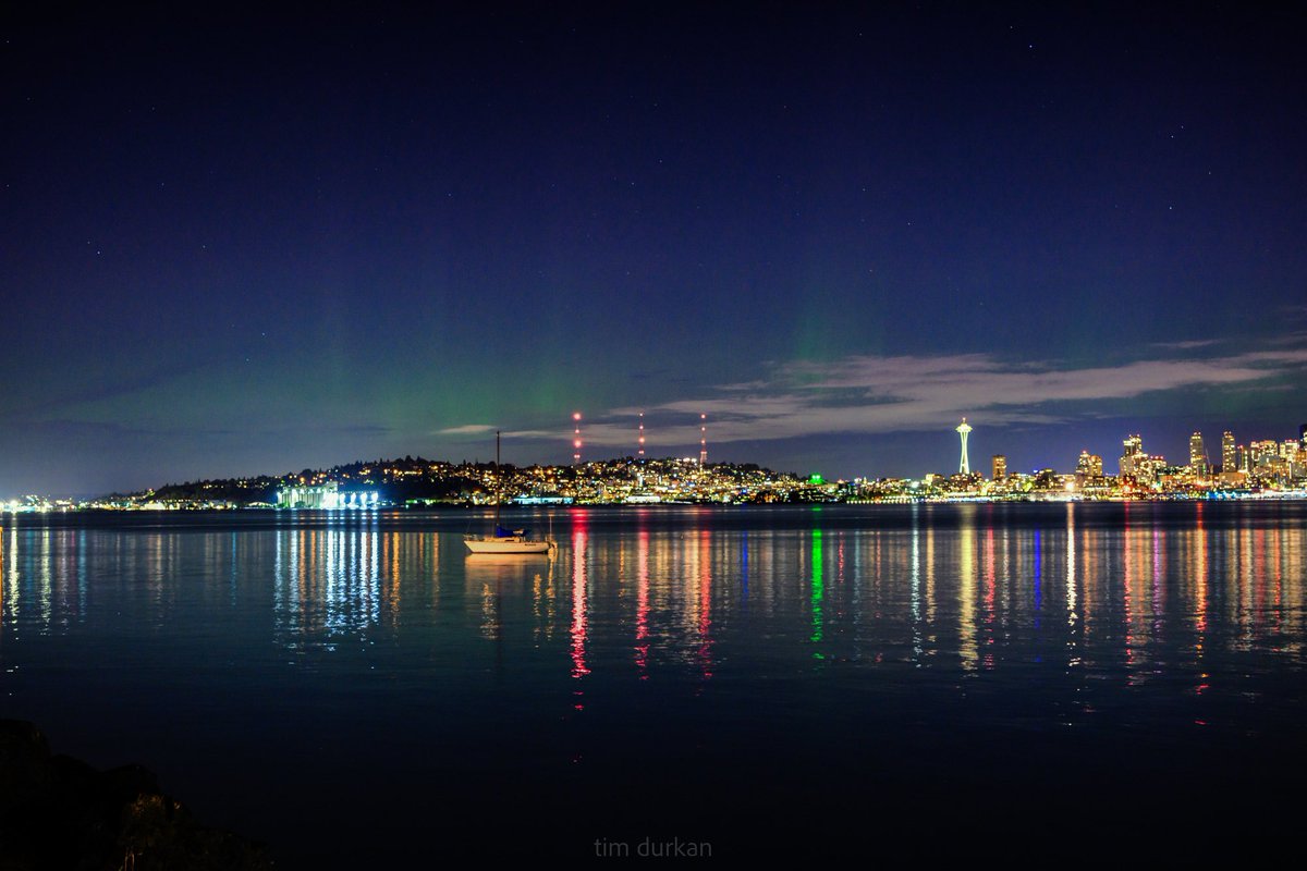timdurkan's tweet photo. A sprinkle of emerald color aurora borealis in the skies over Seattle early this morning #northernlights https://t.co/dSknHs5BmA