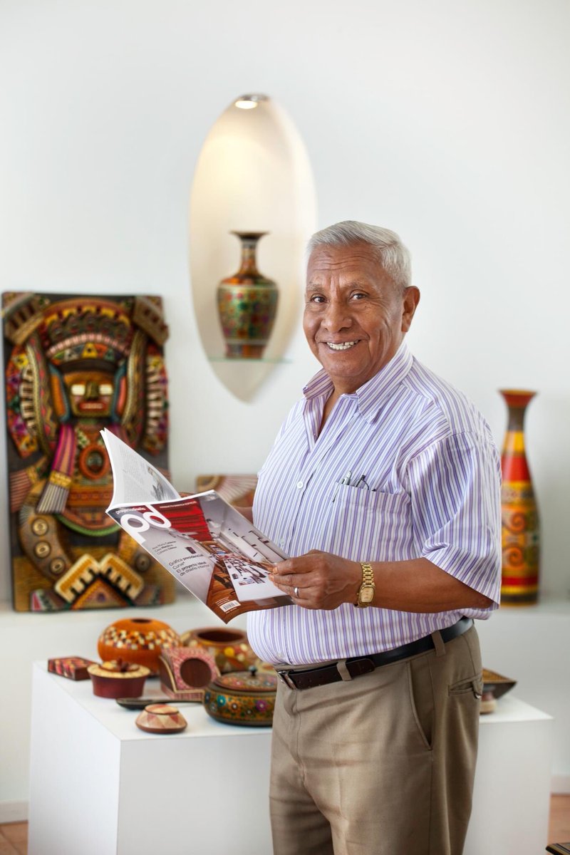 proyectodiseno's tweet photo. Este año nos dejó José María Obando Montenegro (1941-2022), maestro del Barniz del Pasto , heredero de esta técnica que ha estado presente en su familia desde varias generaciones atrás.

Fotografía: Luis Ponce M. https://t.co/kBE9pSctB0