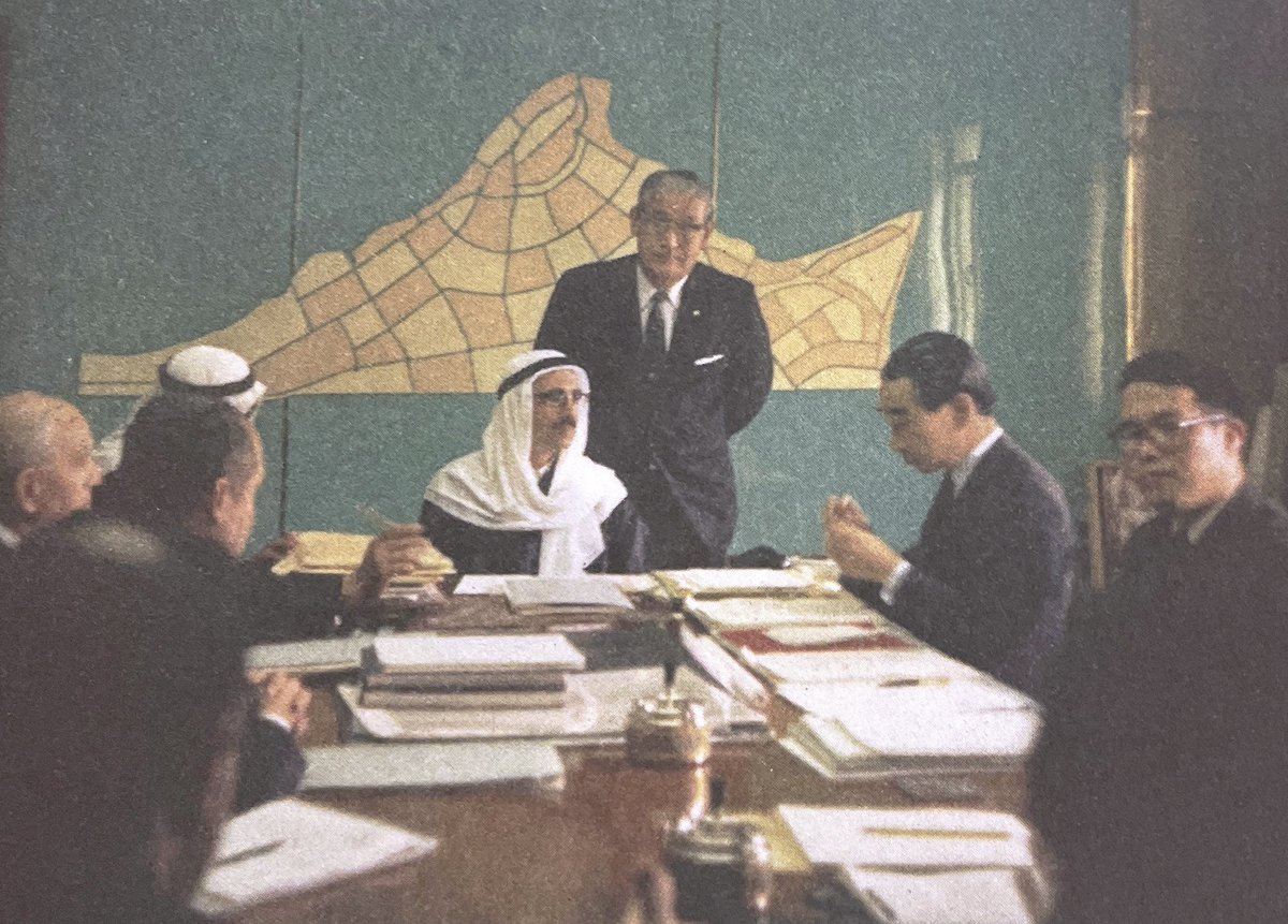 malaslawi's tweet photo. المهندس المعماري الياباني كنزو تانغه يتفاوض لبناء مطار الكويت الدولي،الكويت،١٩٦٩.الصورة من كتاب مشروع اليابان من تاليف المعماري ريم كولهاس.#معمار #الكويت #اليابان https://t.co/EacpnFKOxC