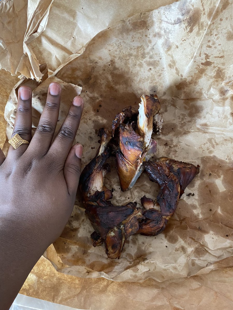 evamarie0's tweet photo. Dibiterie ouba lougnou deg malein ko wakh. 
Dibi poulet 6000 ????? Regardez la taille du bail par rapport a ma main svp li ca pese mm pas 500g. J’ai juste coupé la moitié de la poitrine mais li c’est di foutage de gueule. https://t.co/e2HNDfSDmj