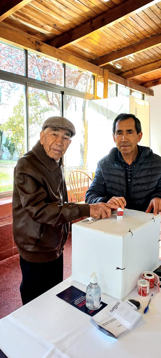 Mi abuelito tiene 98 años y este es uno de los días más importantes de su vida. Con convicción vota #Apruebo desde Neuquén, Argentina. Q orgullo mi abue!