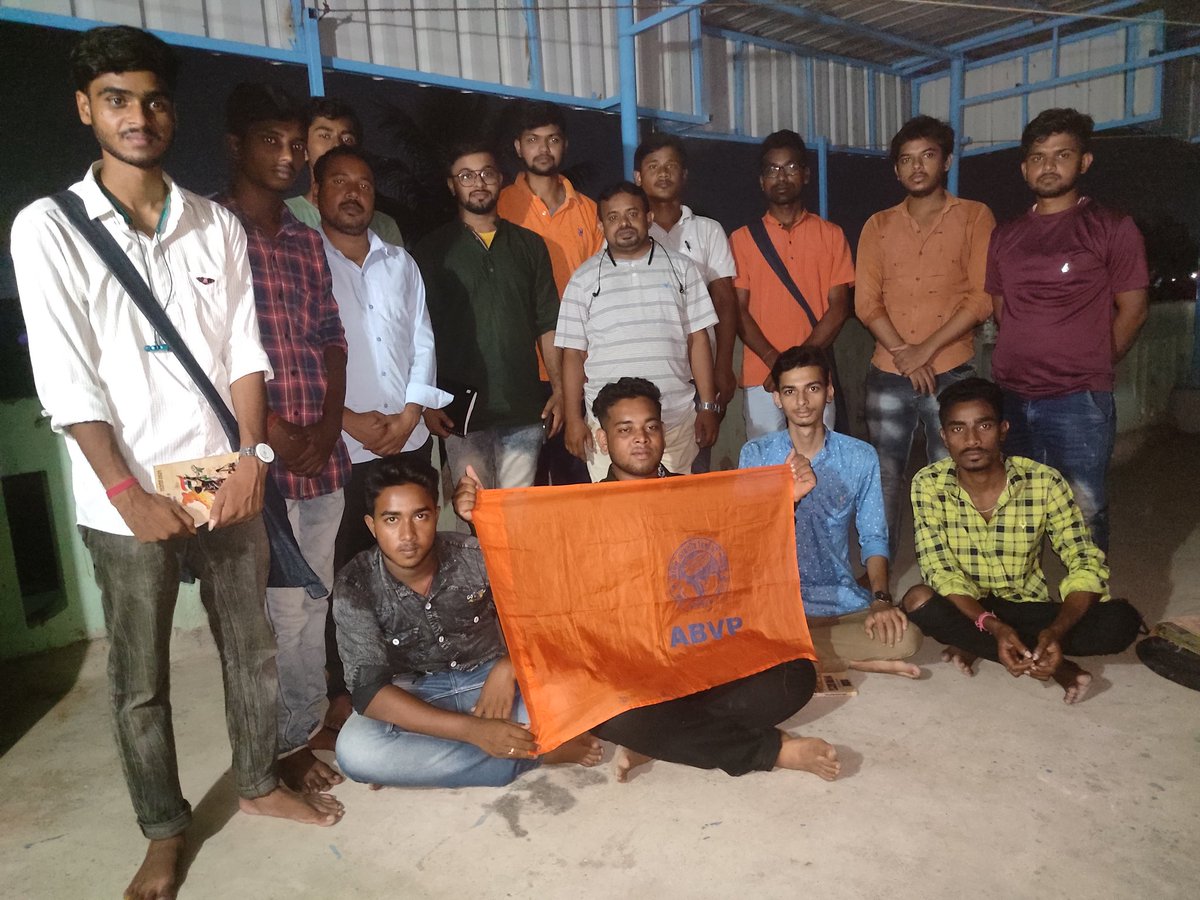 UtpalBrmn's tweet photo. অখিল ভারতীয় বিদ্যার্থী পরিষদ ( ABVP ) পুরুলিয়া জেলার বলরামপুর ও পুরুলিয়া নগর ইউনিটের বৈঠক অনুষ্ঠিত হলো উক্ত বৈঠকে নগর ইউনিট গঠন এবং জেলা অভ্যাসবর্গ নিয়ে বিস্তারিত আলোচনা হয়।
#ABVPPurulia https://t.co/KZ9NFrT3tg