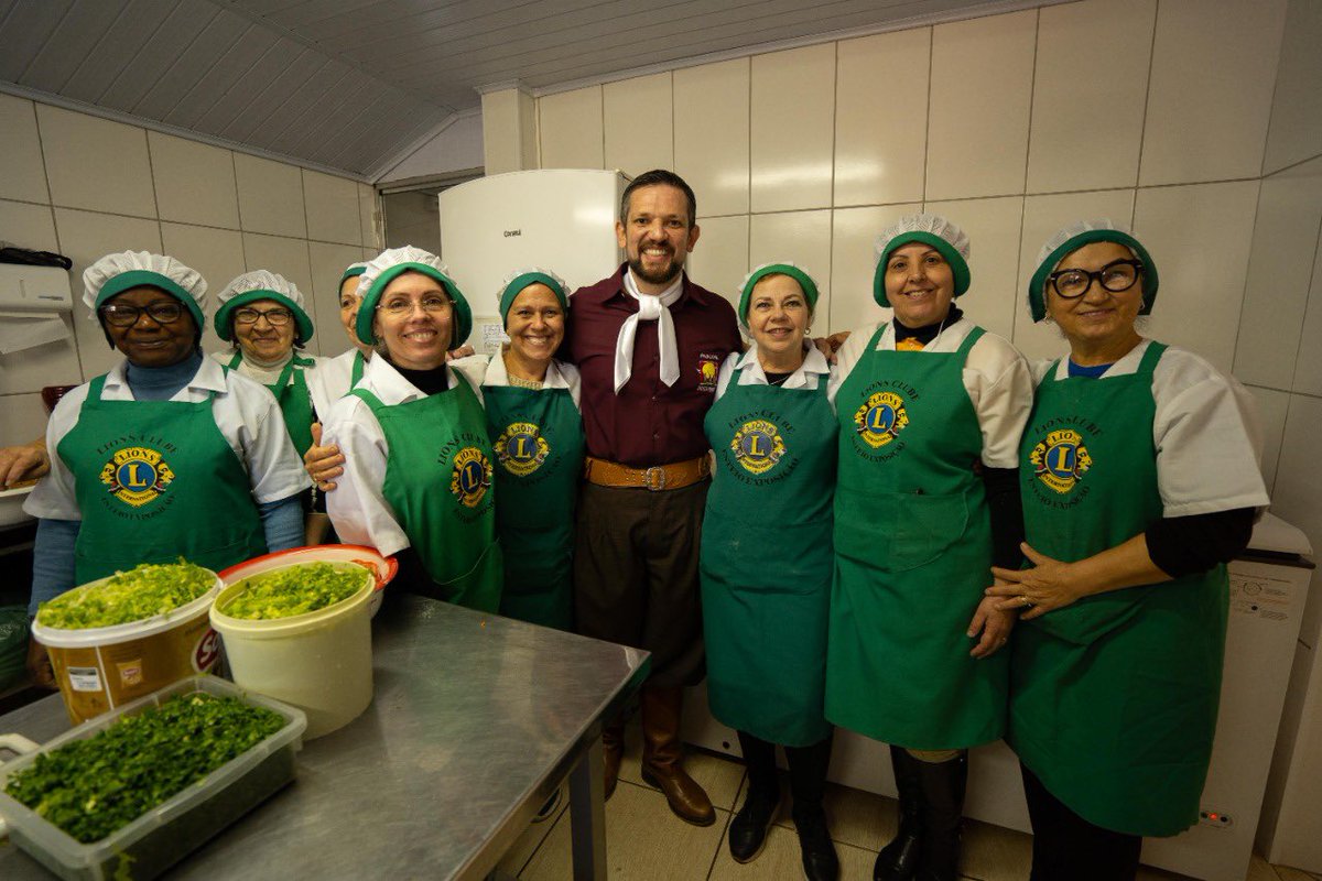 leo_pascoal's tweet photo. Visitei neste último dia de feira os três Lions de Esteio, que trabalham durante a Expointer para angariar recursos que depois serão revertidos em projetos sociais na cidade. #Expointer2022 https://t.co/W0ALv4aaOg