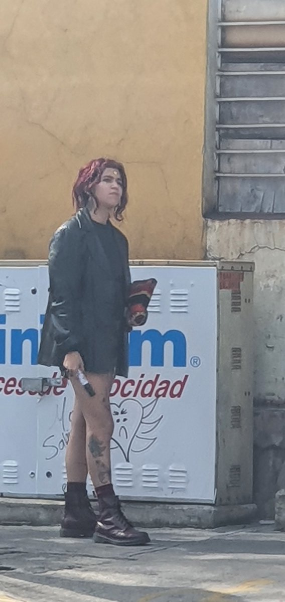 DiamonddBunny's tweet photo. Mujeres realizando pintas en la esquina de Sor Juana I. De la Cruz y Mariano Azuela. @stamalaribera @AlcCuauhtemocMx @UCS_GCDMX https://t.co/iEOk9dzWKO