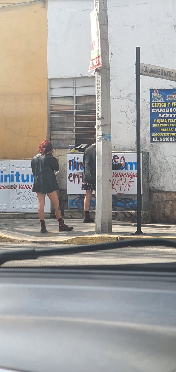 DiamonddBunny's tweet photo. Mujeres realizando pintas en la esquina de Sor Juana I. De la Cruz y Mariano Azuela. @stamalaribera @AlcCuauhtemocMx @UCS_GCDMX https://t.co/iEOk9dzWKO