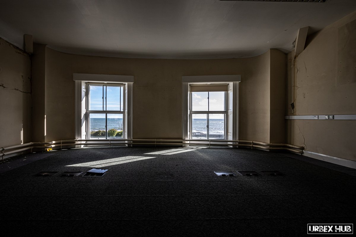 𝐖𝐨𝐛𝐮𝐫𝐧 𝐇𝐨𝐮𝐬𝐞

Used as a convalescent home during WWII, Woburn house went on to be an open borstal before being taken over by the Police Service of Northern Ireland for training and office purposes.

Full report here:
urbexhub.com/woburn-house/

#urbex