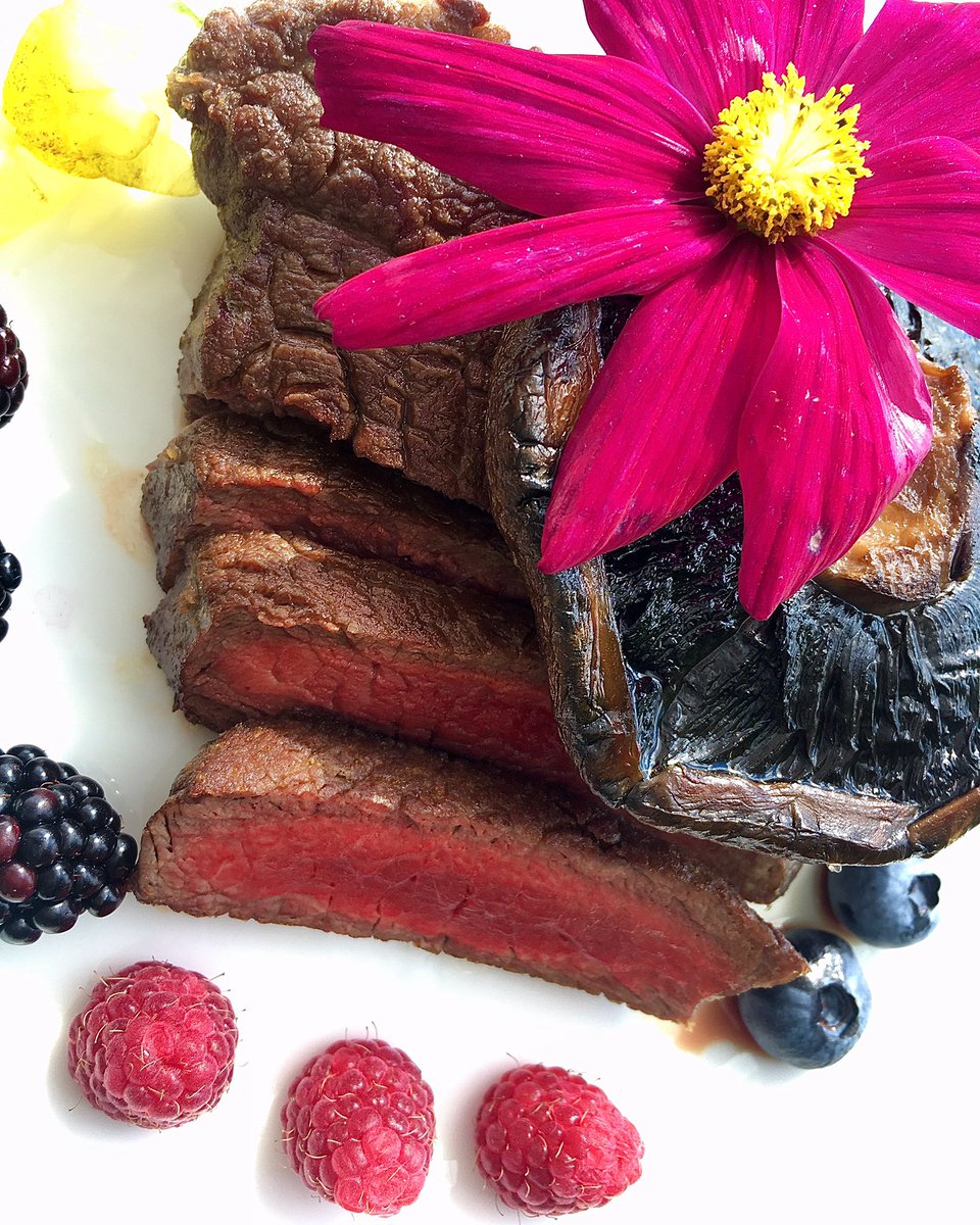 sanjinjukic's tweet photo. #steak #rindersteak #champignon #blackberry #blueberry #raspberry #flowers #redwine #organicwine #merlot #sonnenmulde #biowein #zarahome #burgenland https://t.co/y6fDApsNCz