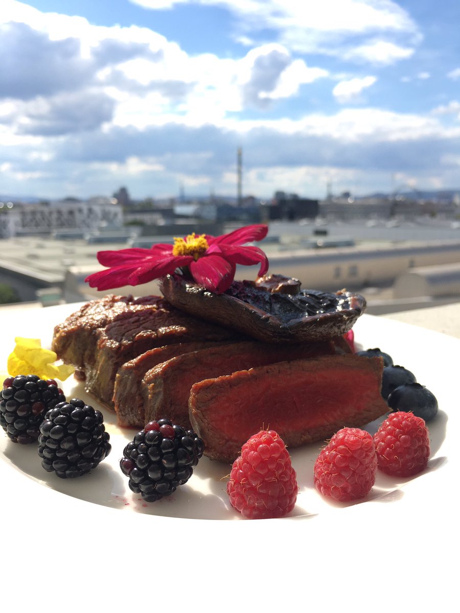 sanjinjukic's tweet photo. #steak #rindersteak #champignon #blackberry #blueberry #raspberry #flowers #redwine #organicwine #merlot #sonnenmulde #biowein #zarahome #burgenland https://t.co/y6fDApsNCz