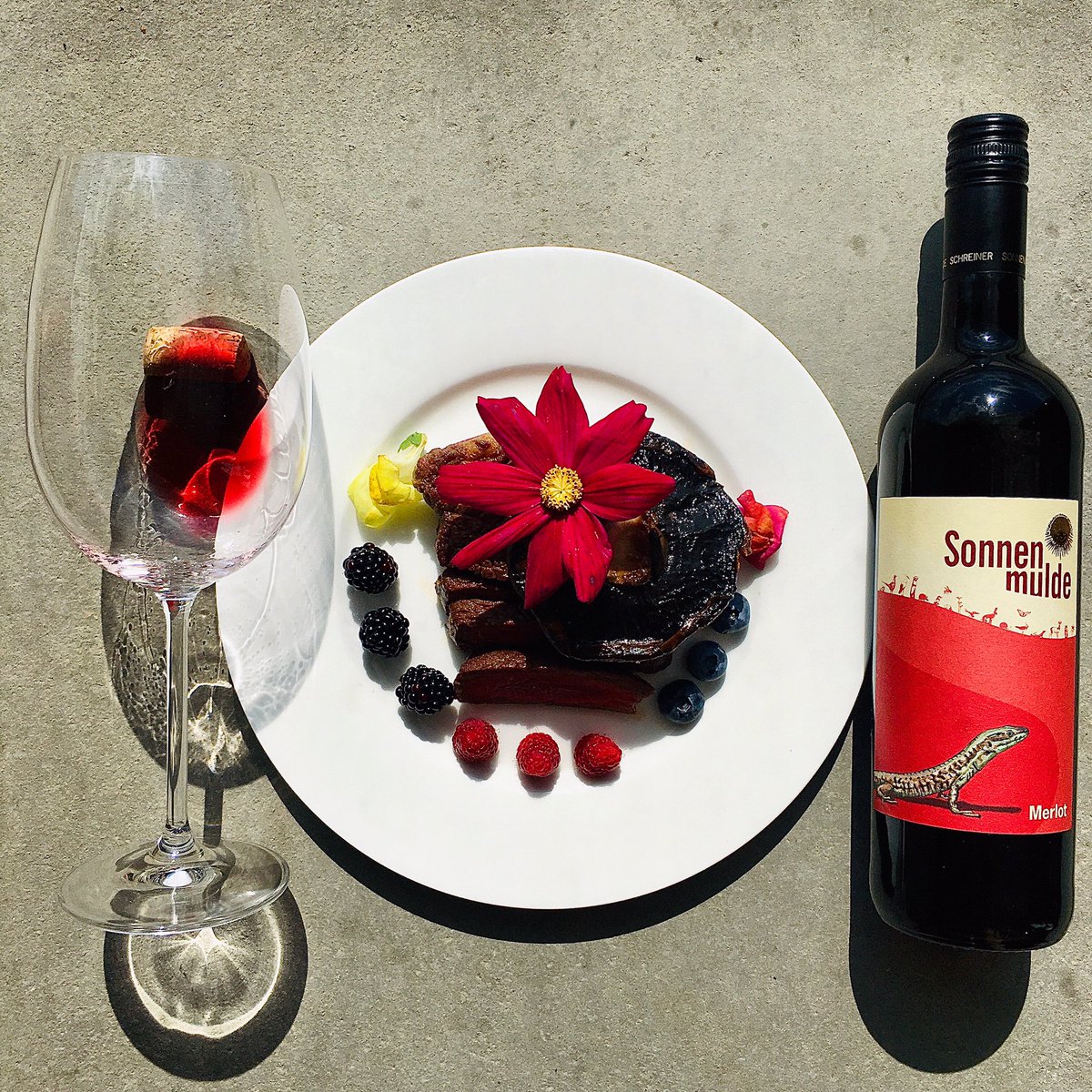 sanjinjukic's tweet photo. #steak #rindersteak #champignon #blackberry #blueberry #raspberry #flowers #redwine #organicwine #merlot #sonnenmulde #biowein #zarahome #burgenland https://t.co/y6fDApsNCz