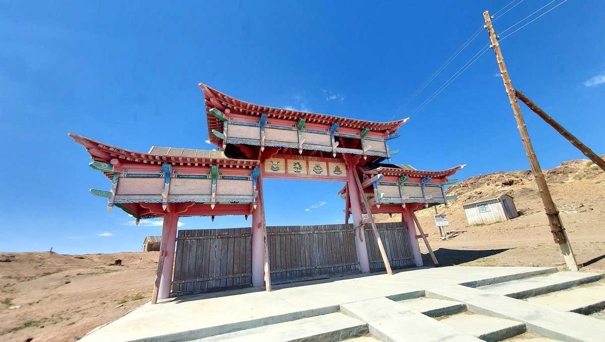 Sidi_Bou's tweet photo. 📸 Momenti di una grande Avventura in #Mongolia ~ estate 2022 🇲🇳🐎

#viaggi #travel 

1. rovine monastero Ongiin Khiid
2. verso il Deserto del #Gobi 
3. latte di cammello
4. #Bayanzag, Flaming Cliff. A partire dal 1922 furono qui rinvenute numerose ossa e uova di dinosauro https://t.co/dLSbwYctNC