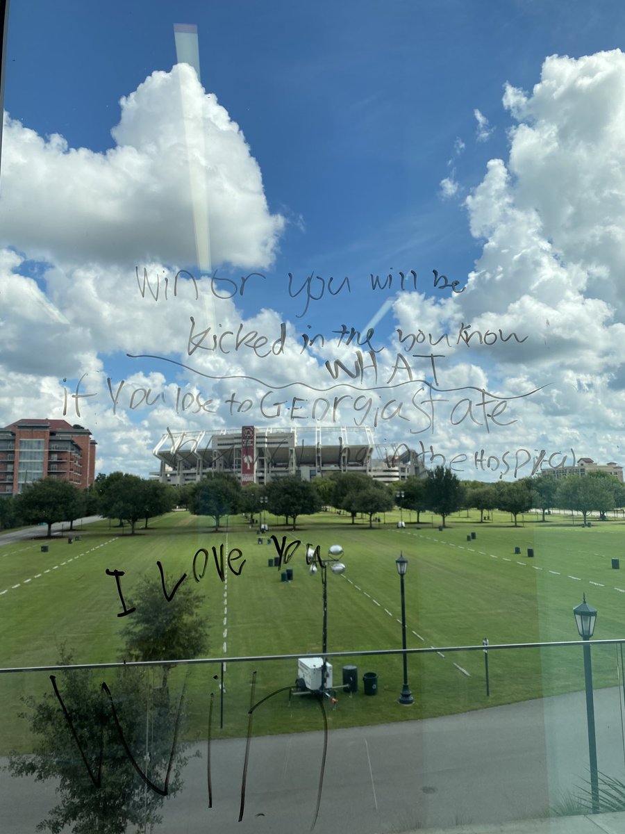 CoachSBeamer's tweet image. Love it when my children leave me inspirational messages on the window in my office ….Know they’re behind me 100% win or lose 😳

#Motivation #DisasterAverted  🏥