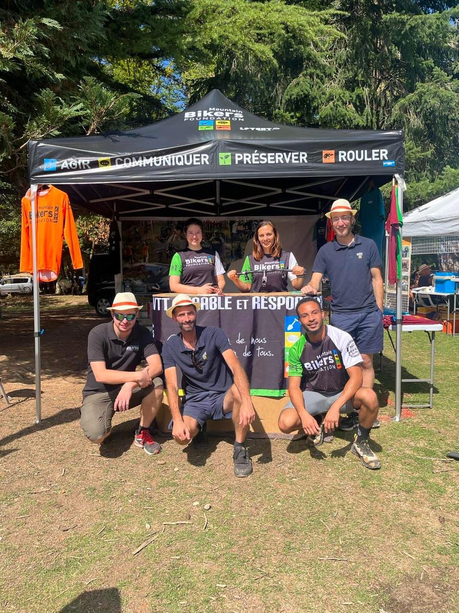 MountainBikersF's tweet photo. La MBF présente au salon #UnDimancheenNature où le leitmotiv de cette année est "Être courtois". Moment fort de partage et d'échange entre les différents usagers de la Nature.
📸 @MelGlmt et Julien R
#ensemblenoussommesplusforts https://t.co/F9TC7hib7G