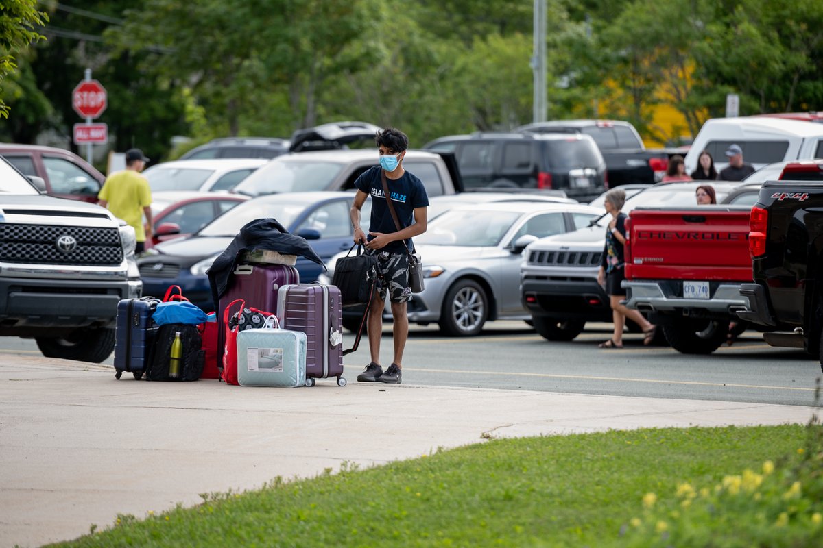 MemorialU's tweet photo. We are SO excited to see our campuses full of students again! Some pics from the first @MemorialResLife move in day 🥰 @MUN_Students https://t.co/auIHvyJOip