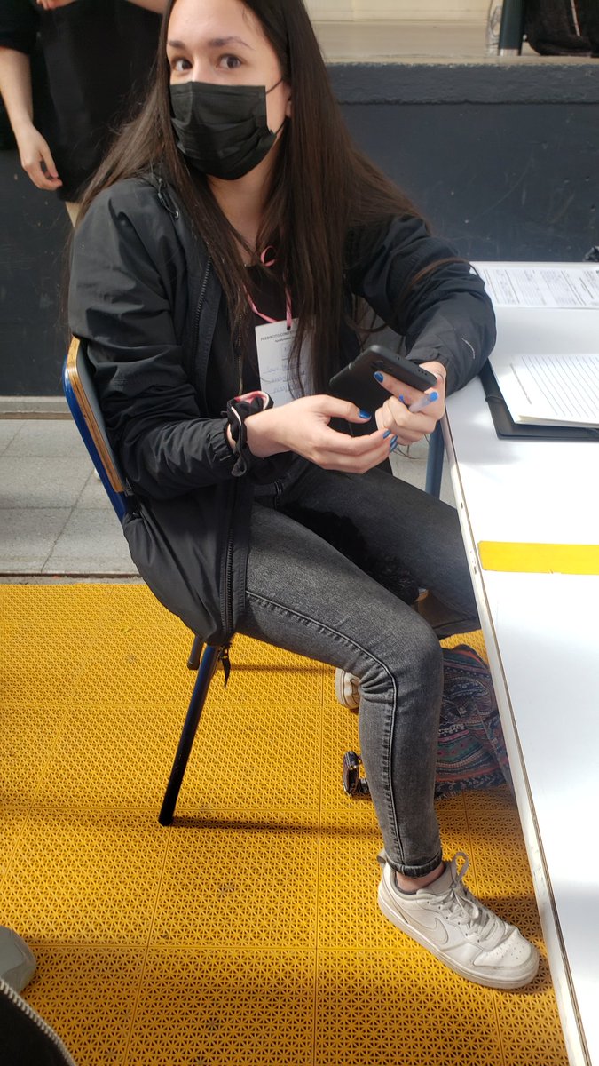 vandrea_l's tweet photo. @callmegatx Colegio Manquecura de Puente Alto. Apoderada de mesa de R3chazo sentada en la mesa, manipulando material de votación, se niega a moverse, incluso frente a la solicitud del encargado de local https://t.co/IlTm7TVu9W