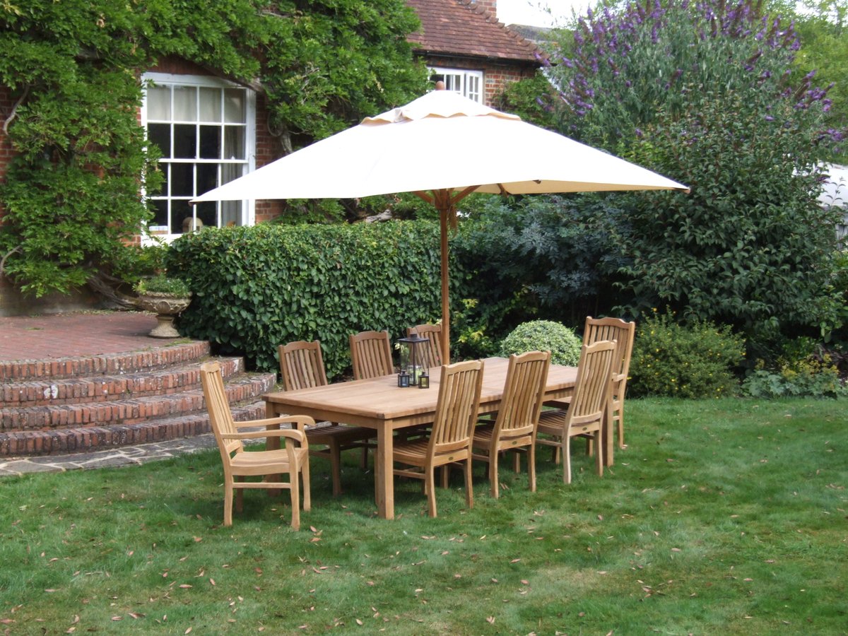 Any garden party would be incomplete without our round parasol, keeping you and your drinks shady and cool.

#gardening #GardenersWorld #gardensoftwitter 

chic-teak.co.uk/products/fixed…