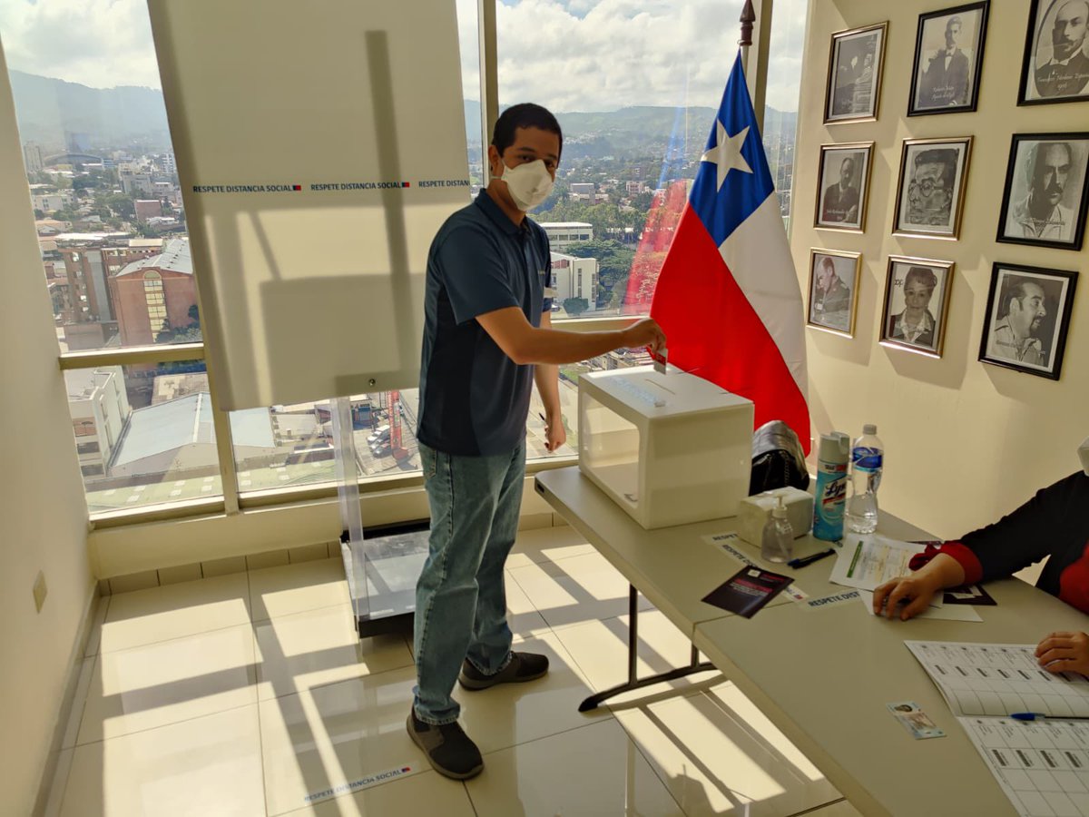 #VotoExterior Ha llegado nuestro primer votante en Tegucigalpa 🗳🇨🇱 ! No te olvides de traer tus documentos de identidad para ejercer tu derecho a voto.