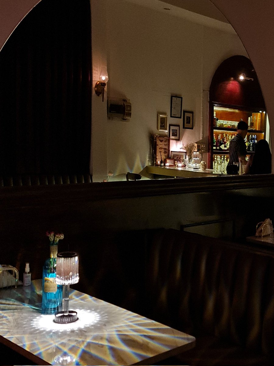 soyoso's tweet photo. พบเจอ cocktail bar น่านั่งที่เชียงใหม่ ตรงซ.นิมมาน 5ชื่อร้าน from dust till dawn อยู่ข้างๆ รร.พอดี ลองเข้ามานั่งดูสักดิรงค์ เดี๋ยวมาบอกว่าเป็นงัย https://t.co/6zE1IoMfh5