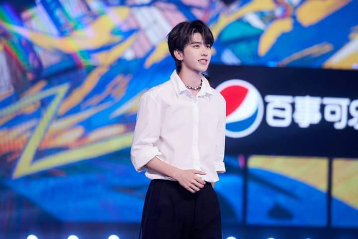 bichngocdayne's tweet photo. Trông học đường vch í 🙈🙈🙈
#CaiXukun #蔡徐坤 https://t.co/PFC7P4DAFa